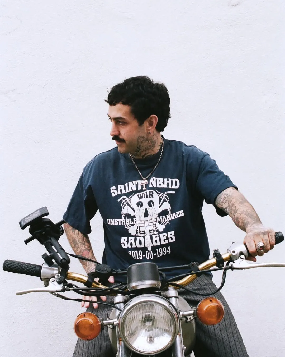 SAINT Mxxxxxx × NEIGHBORHOOD STHD . SS TEE SAINT NBHD/NVY NBHD Takizawa Shinsuke SAINT HOOD joint project Skeleton lightning destruction TEE Washed blue S-XL OE yarn tube weaving without side seam fabric Re-washed to make it distressed Cut and damaged treatment Ma Liu fading process Printing simulates natural distressed effect Correct version Customized joint main mark/wash mark/angel mark